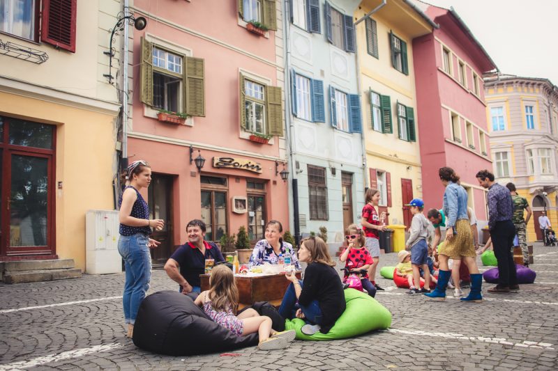 Picnic in Piata Huet Sibiu, a doua zi dupa Maratonul International de la Sibiu